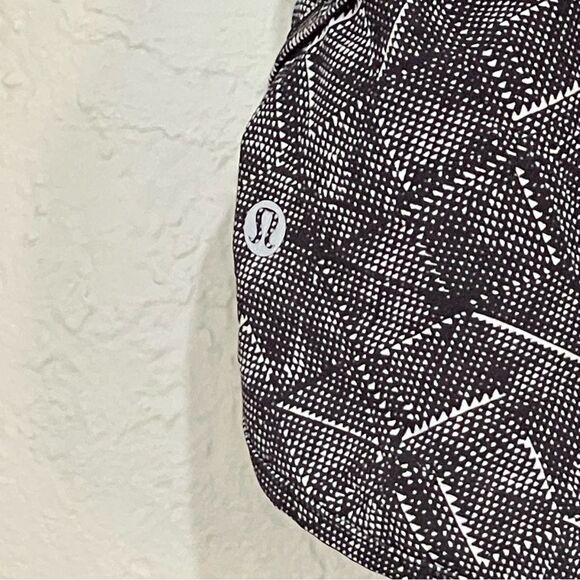 LULULEMON Speed Short (4-way Stretch 2.5")
Formation Alpine White Black / Black - Picture 7 of 10